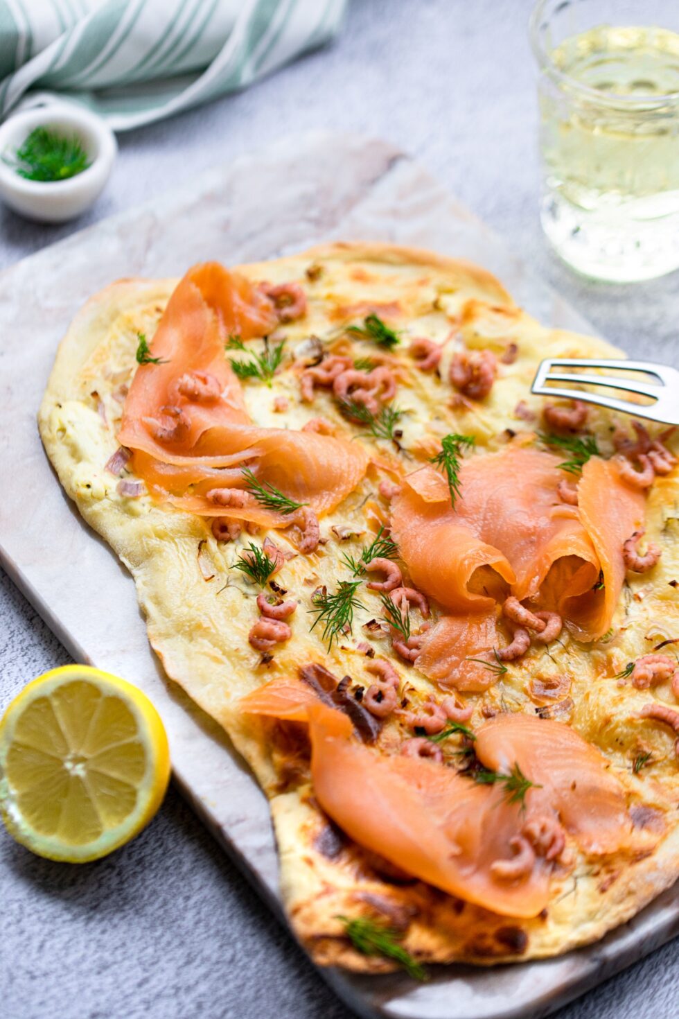 Flammkuchen mit Lachs und Krabben – das leckere Rezept