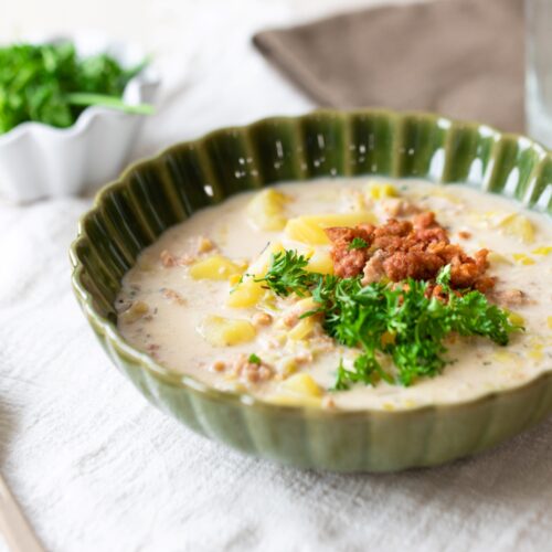 Vegane Käse Lauch Suppe in grüner Schüssel