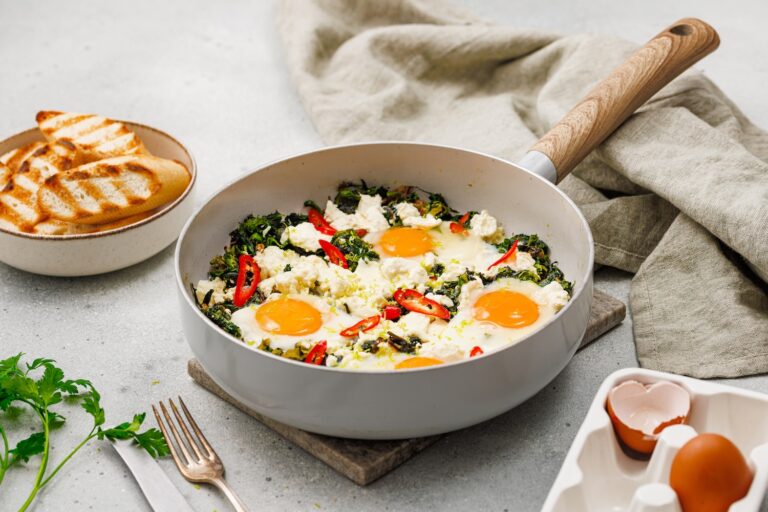 Grünes Shakshuka mit Spinat
